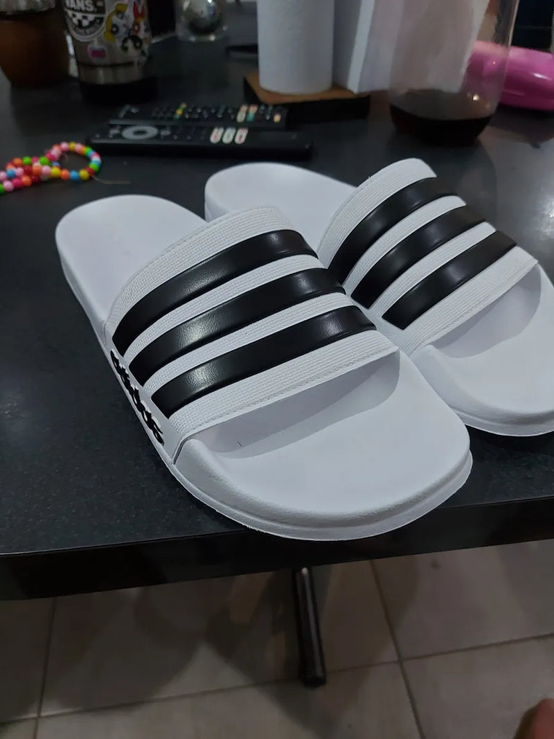 Ojotas Adilette blancas con franjas negras de Leonardo