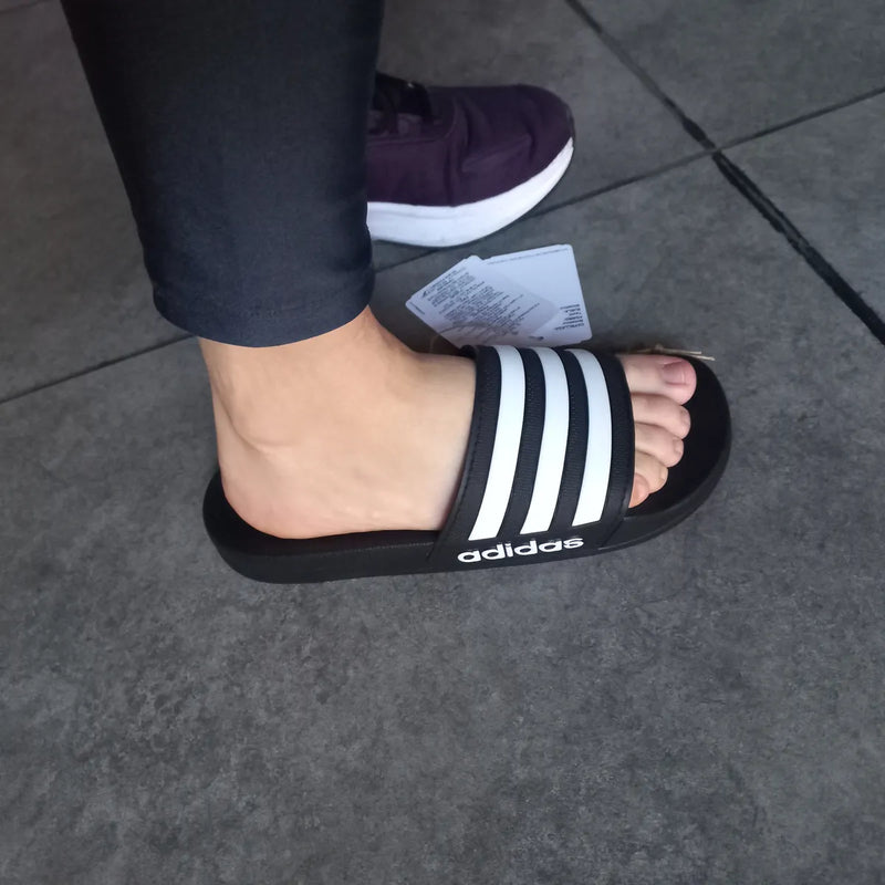 Ojota Adilette negra con franjas blancas de Lorena