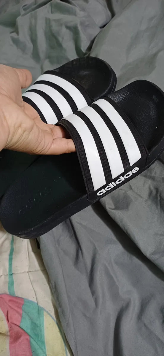 Ojotas Adilette negras con franjas