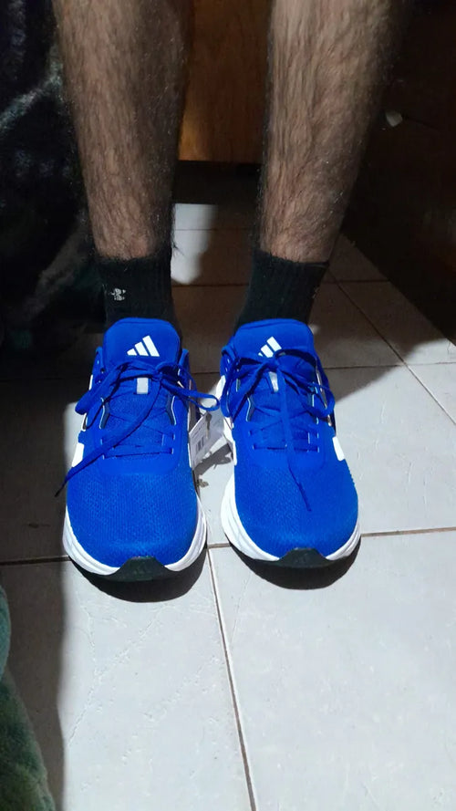 Zapatillas azules compartidas por Federico