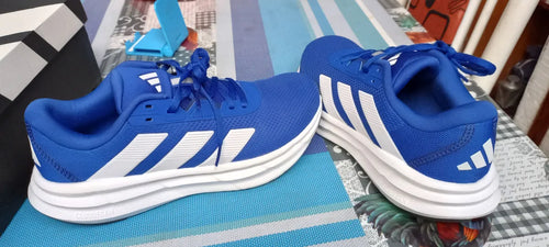 Zapatillas azules en la reseña de Micaela